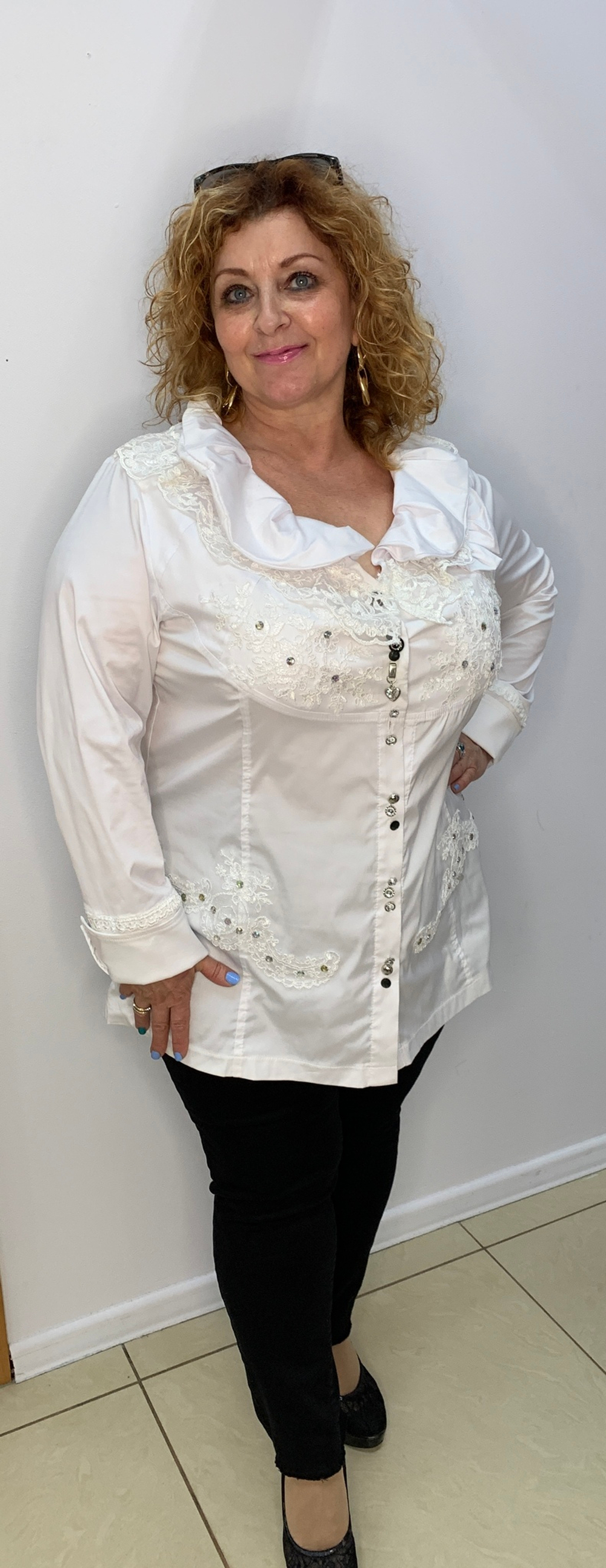 Белый блузон - жакет с кружевной вышивкой