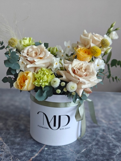 шляпная коробка в весенних тонах с желтыми акцентами