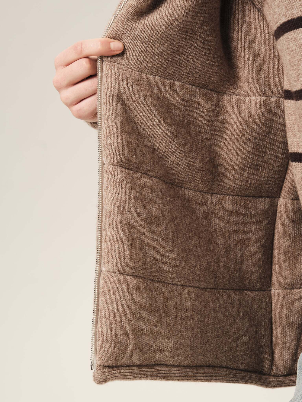 V0442-02 Жилет темно-бежевый dbr