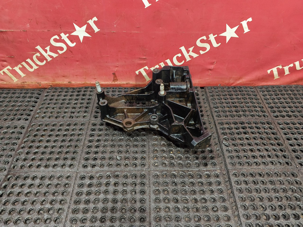 Кронштейн буксировочный левый