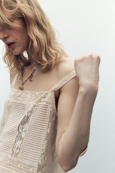 ZARA ПЛАТЬЕ С БРЕТЕЛЯМИ, ПЛИССИРОВКОЙ И КРУЖЕВОМ, ЭКРЮ