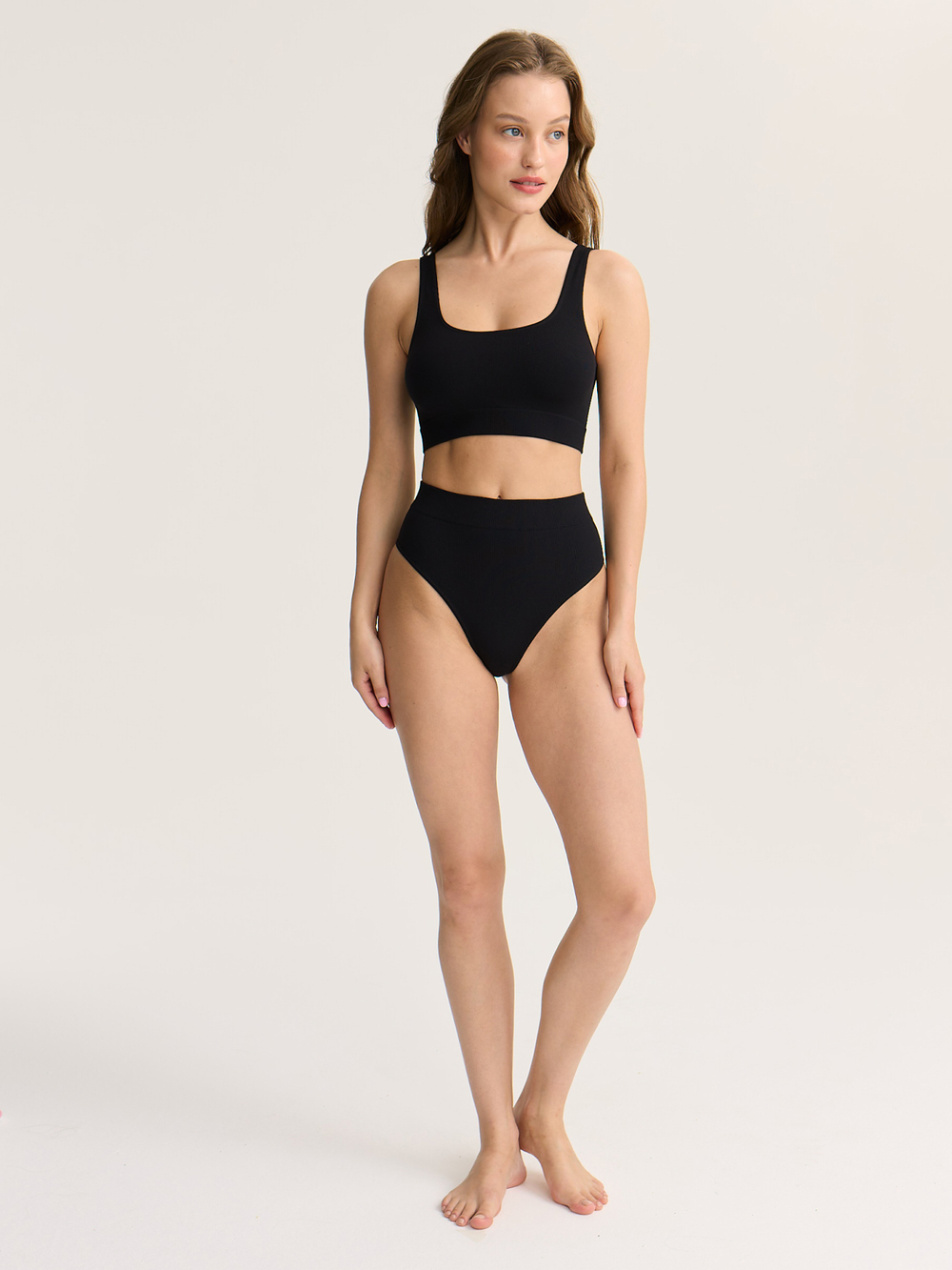 Бесшовный топ на широких бретелях