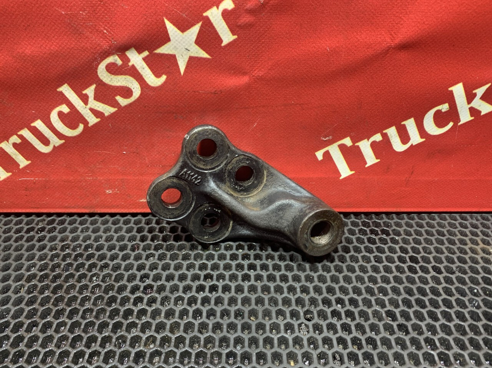 Кронштейн переднего амортизатора левый 2023г