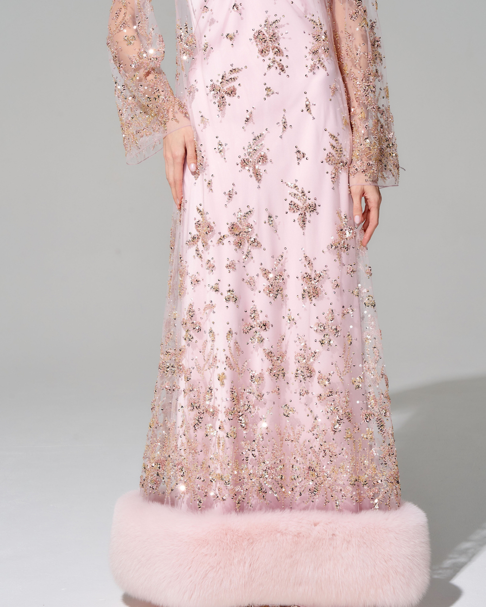 Платье "Лейла" с меховой отделкой и вышивкой ручной работы