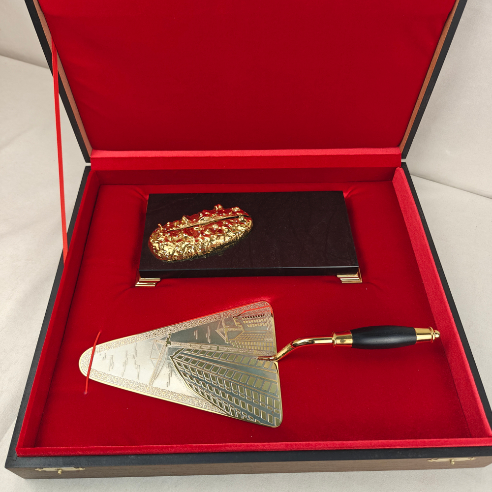 Подарок строителю "Мастерок" на долерите с фианитами