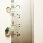 Для пирсинга пупка ( длина 20 мм) с темно зелеными кристаллами. Материал биофлекс ( для беременных)