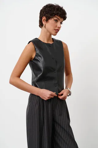 Жилетка из экокожи в минималистичном стиле черного цвета