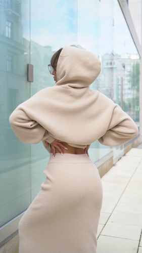 Бежевый женский костюм с юбкой