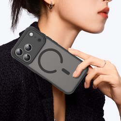 Полупрозрачный матовый чехол с MagSafe для iPhone 17 Pro, усиленные боковые рамки черного цвета