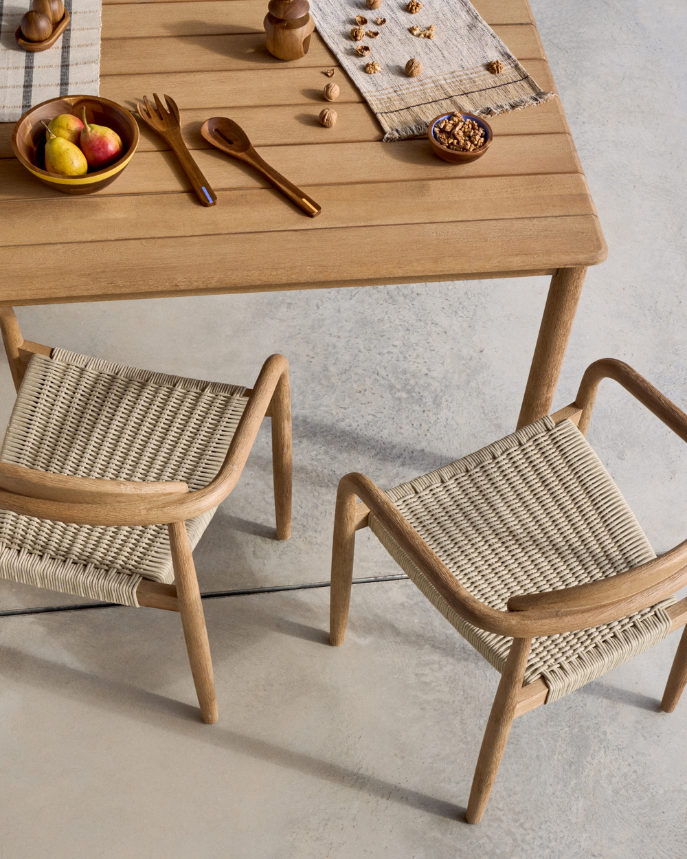 Уличный стол Sori из акации 135 x 135 см