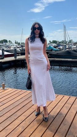 Платье белое в черный горошек