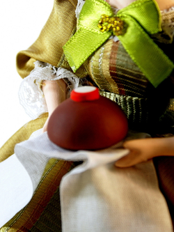 Кукла фарфоровая грелка на чайник Купчиха с хлебом-солью