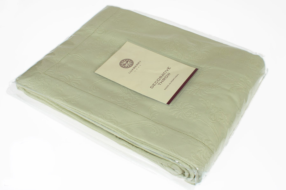 Элитная наволочка декоративная Country с мережкой зелёная от Luxberry упаковка