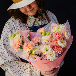 13. Романтичный персиковый букет с эустомой