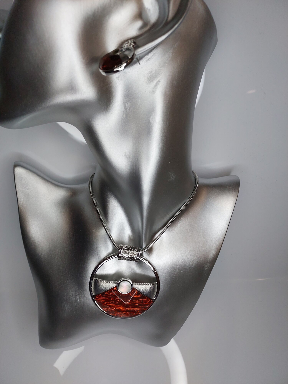 Комплект бижутерии. Набор, колье и серьги "Око Саурона " . С регулируемым размером цепи.