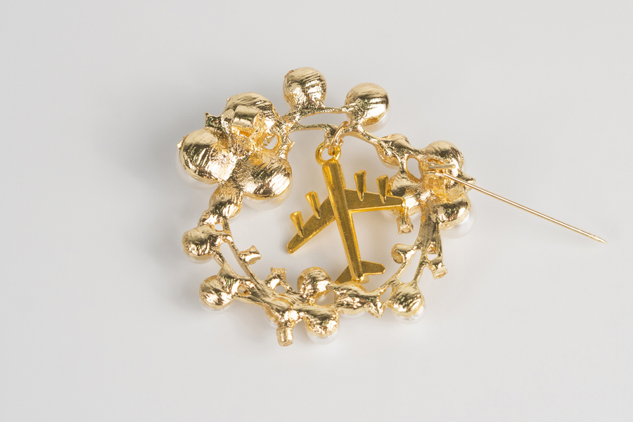 Ольга Солдатова. Брошь с подвеской в виде самолета