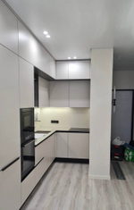 Современная угловая кухня с фасадами из МДФ в пленке и корпусом из ЛДСП Kronospan