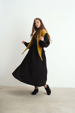 Платье оверсайз "жабо без жабо" с длинным рукавом из крапивы черного цвета