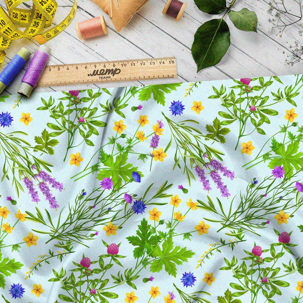 Ткань бязь полевые цветы и сочная зелень на голубом фоне