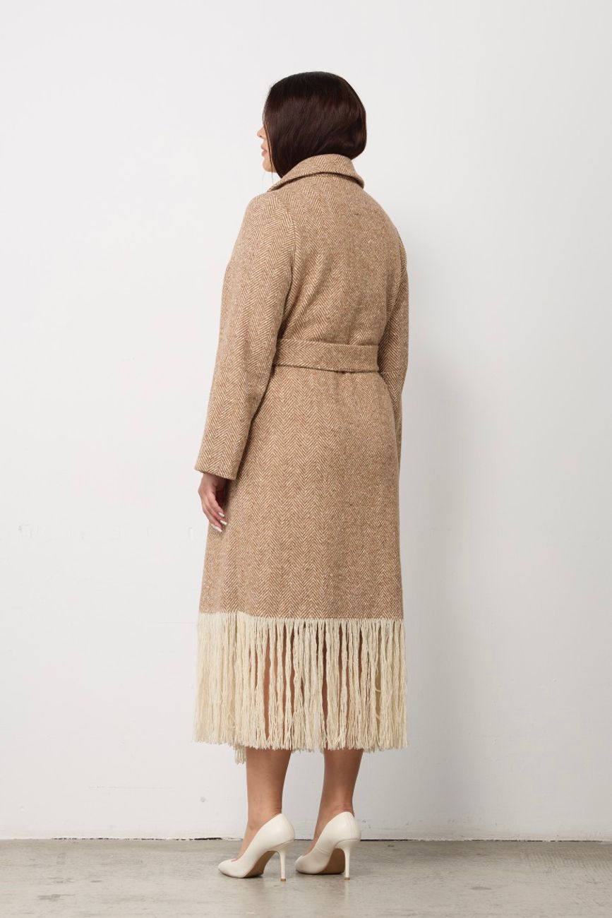 Пальто с бахромой в елочку