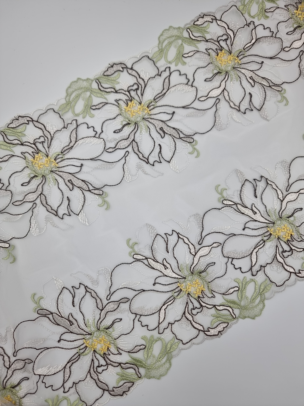 Вышивка на сетке молочный/зеленый К777