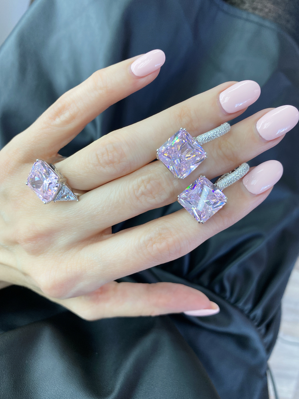 Серьги квадрат с обсыпкой розовые