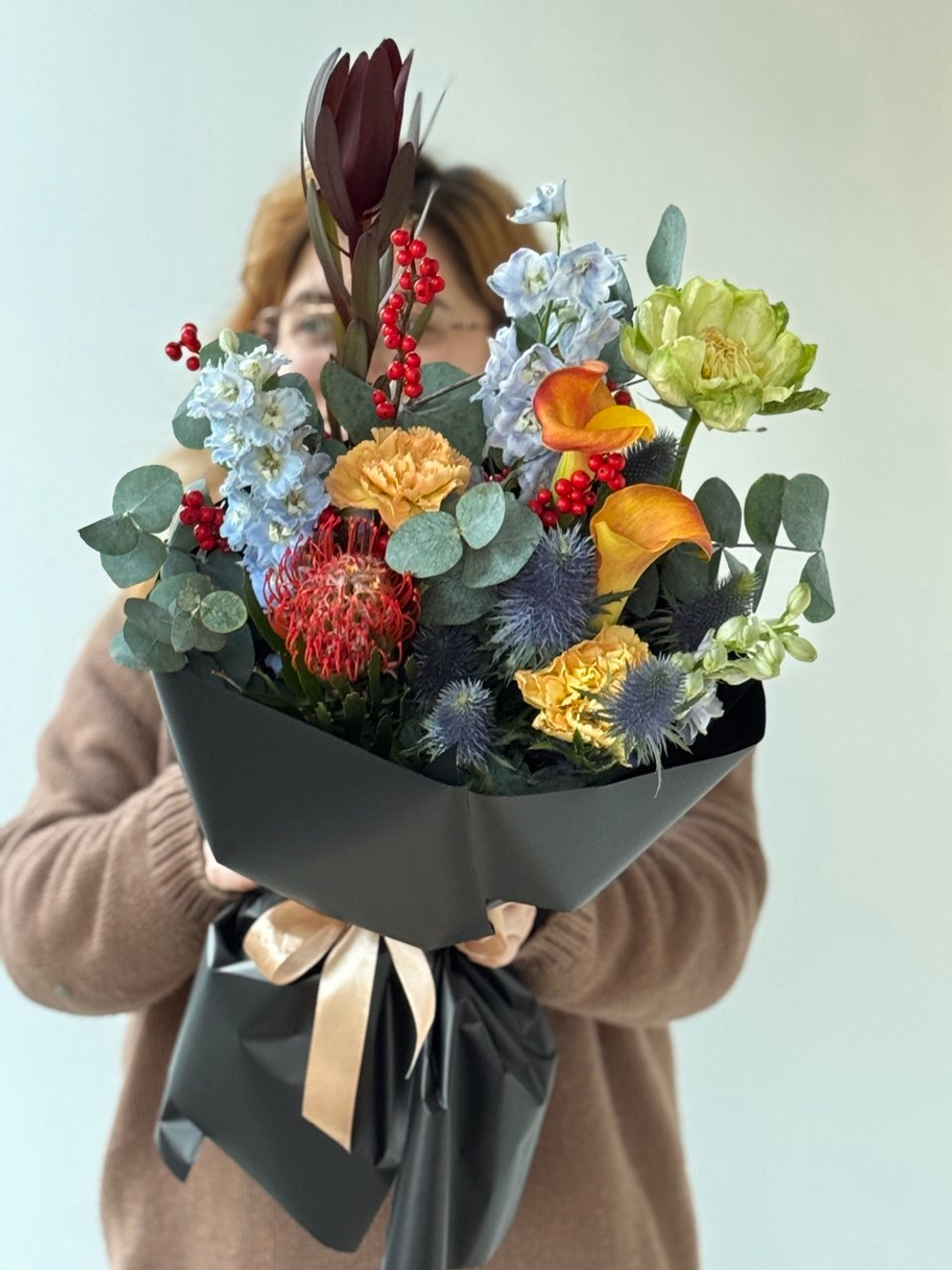 Букет с каллами, дельфиниумом и пионовидной розой Вегги