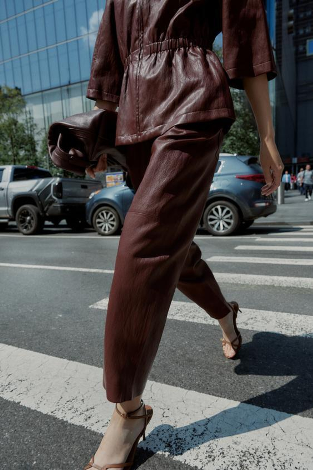 ZARA БРЮКИ ИЗ ИСКУССТВЕННОЙ КОЖИ, ГРАНАТОВЫЙ