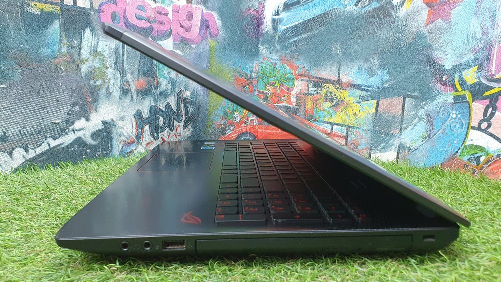 Игровой ASUS i7-7/12 Gb/GTX 960M 4 Gb/FHD