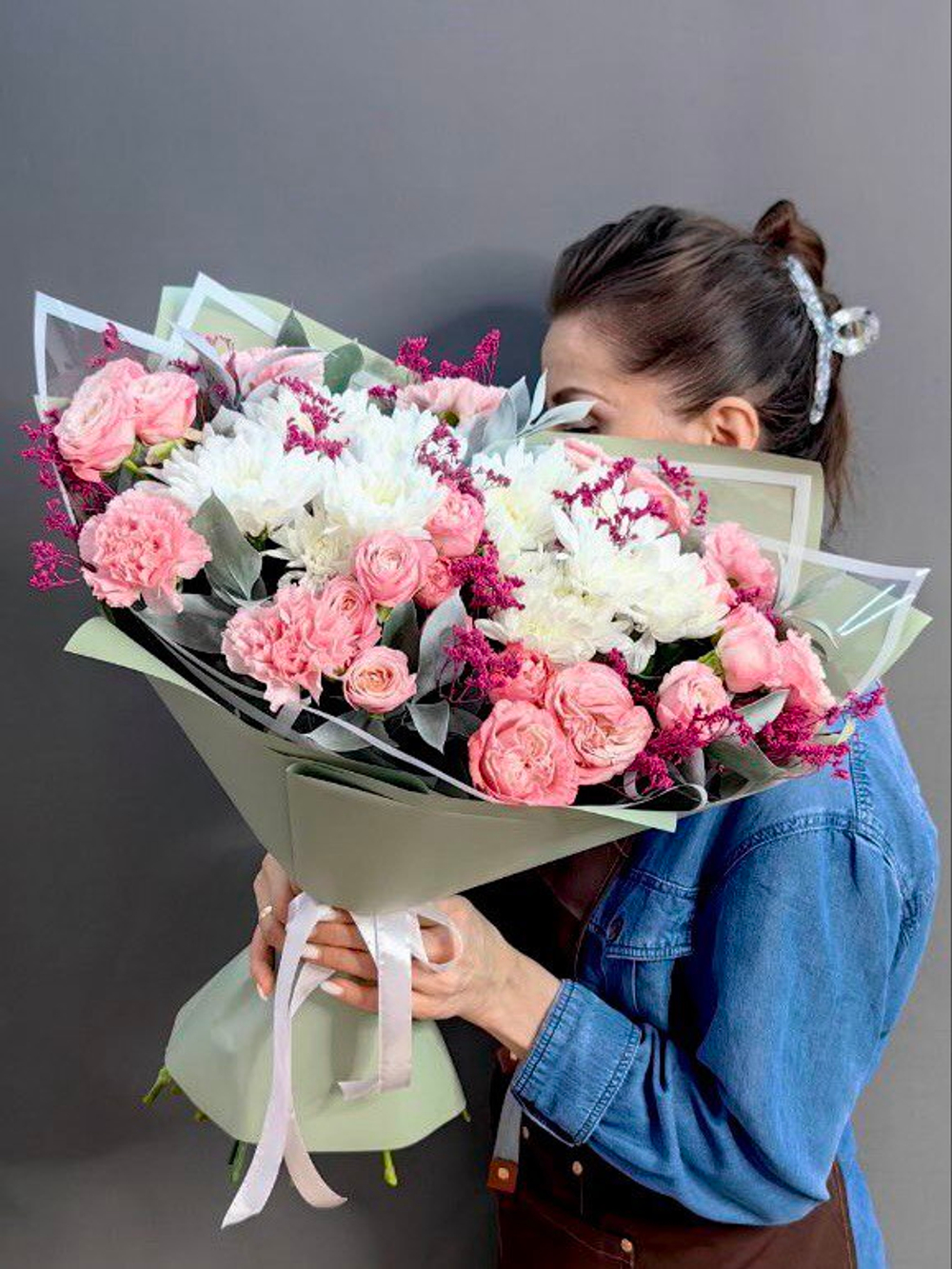 Авторский букет с кустовыми пионовидными розами "Мадам Бомбастик"