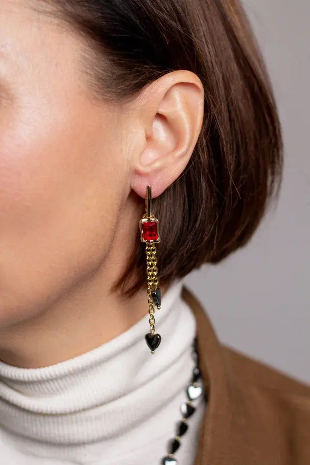 Серьги "Амора" с гематитом и красным цирконом, оттенок золото