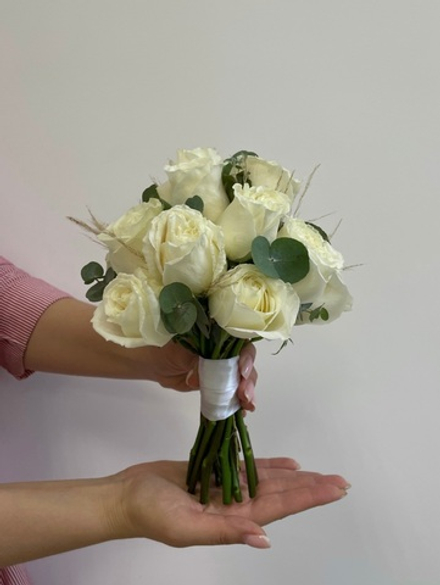 Свадебный букет из одноголовых роз, эвкалипта и сухоцветов