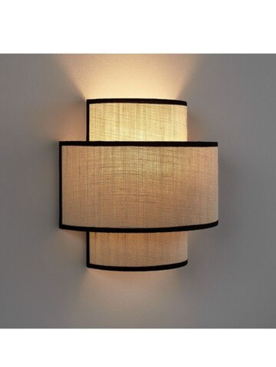 Стильное настенное бра с многоуровневым абажуром из натурального текстиля.