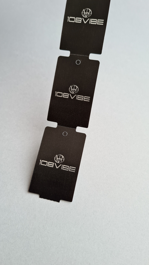 Печать серебряным на черных бирках