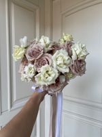 Свадебный букет из одноголовых роз, лизиантуса и латируса