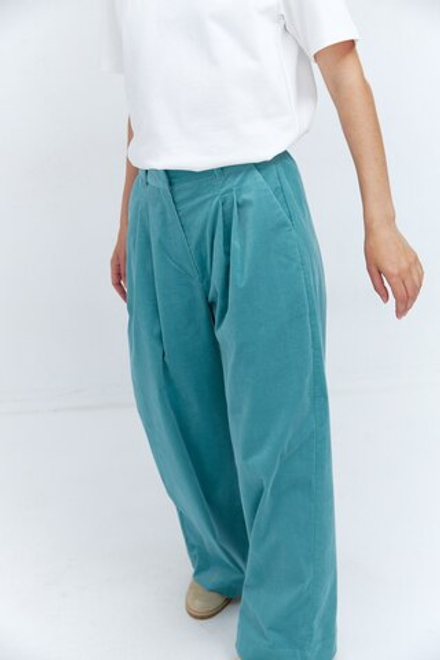 Брюки со складками из мятного вельвета