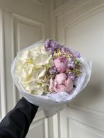Букет сборный из гортензии, маттиолы, пионов и ромашки