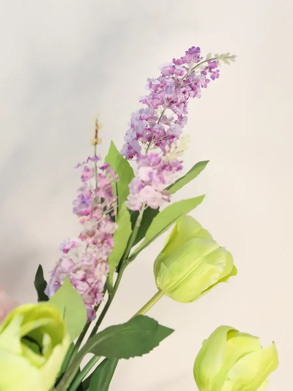 Композиция в ящике "Гортензия и тюльпаны"