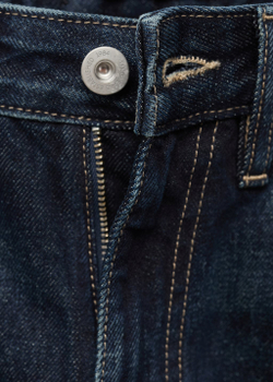 Джинсы с широкими штанинами и отворотами по низу