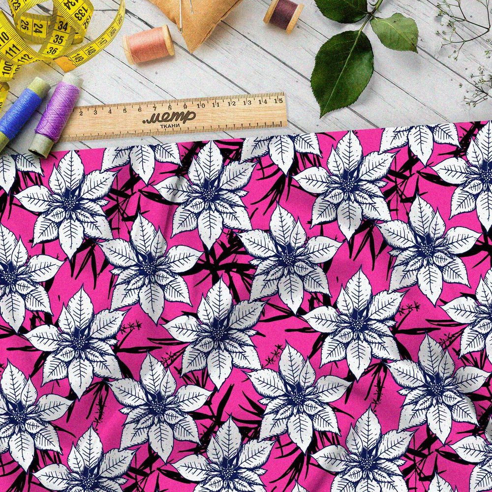 Ткань муслин эскизы белых цветов на розовом фоне