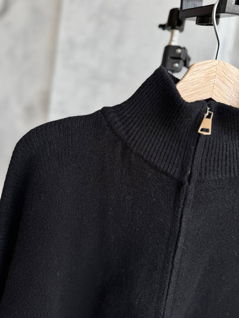 Свитер жен. 670 чер.