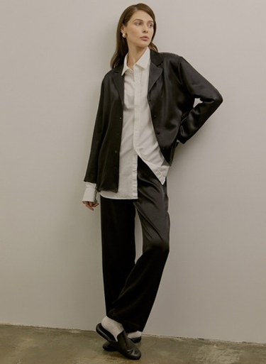 С чем сочетать женские брюки в бельевом стиле в офисных образах