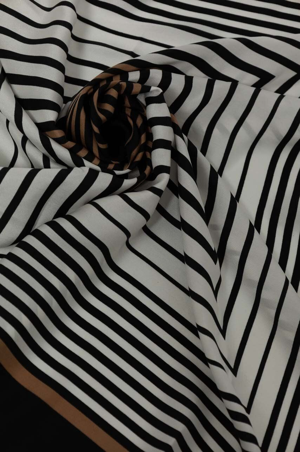 Шаль женская BOSS Lain_90*90 10260529 01