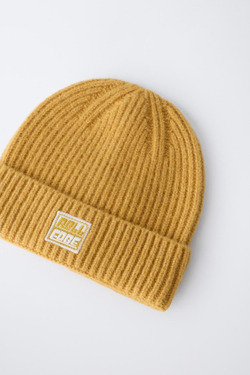 ZARA ТРИКОТАЖНАЯ ШАПКА С НАШИВКОЙ, ЖЕЛТЫЙ