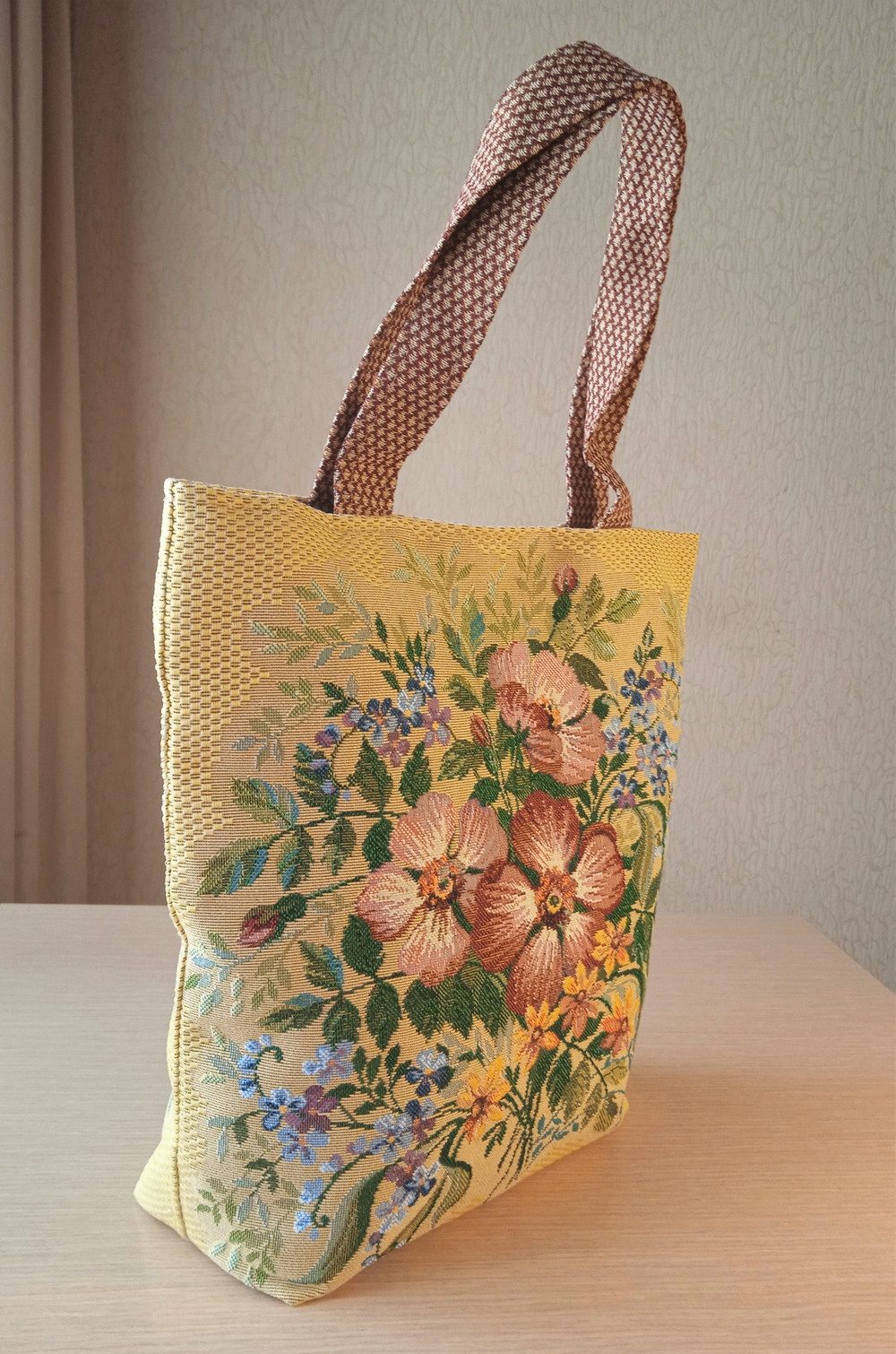Гобеленовая сумка Букет с шиповником (39х39х12)