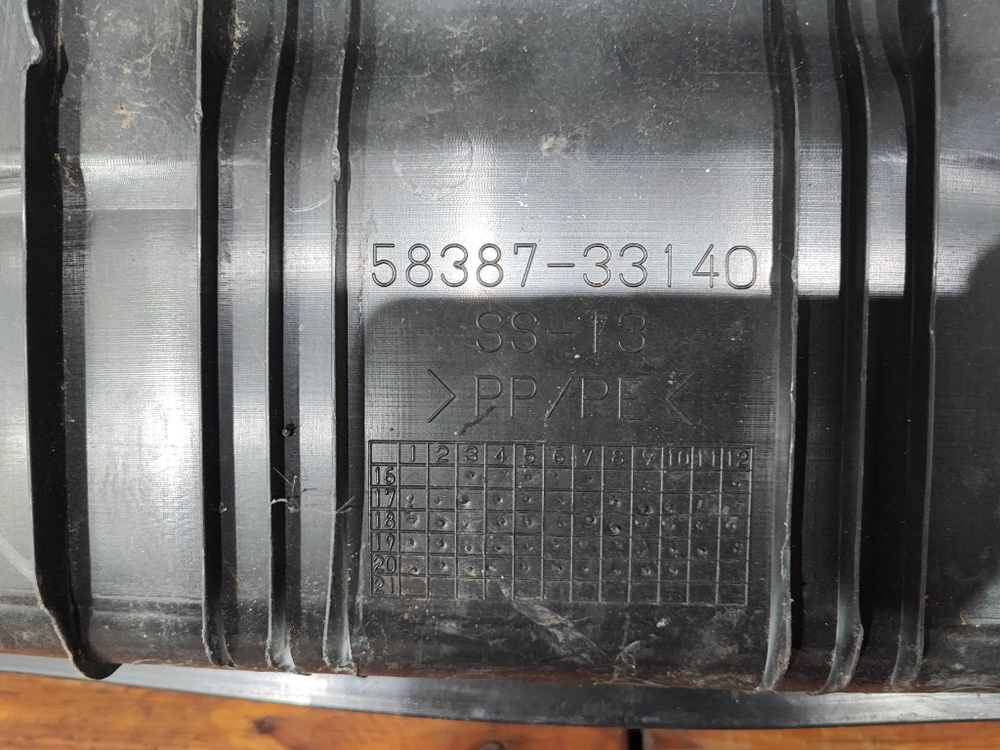 Кожух замка багажника Toyota Camry (XV70) 17-22 Б/У Оригинал 5838733140