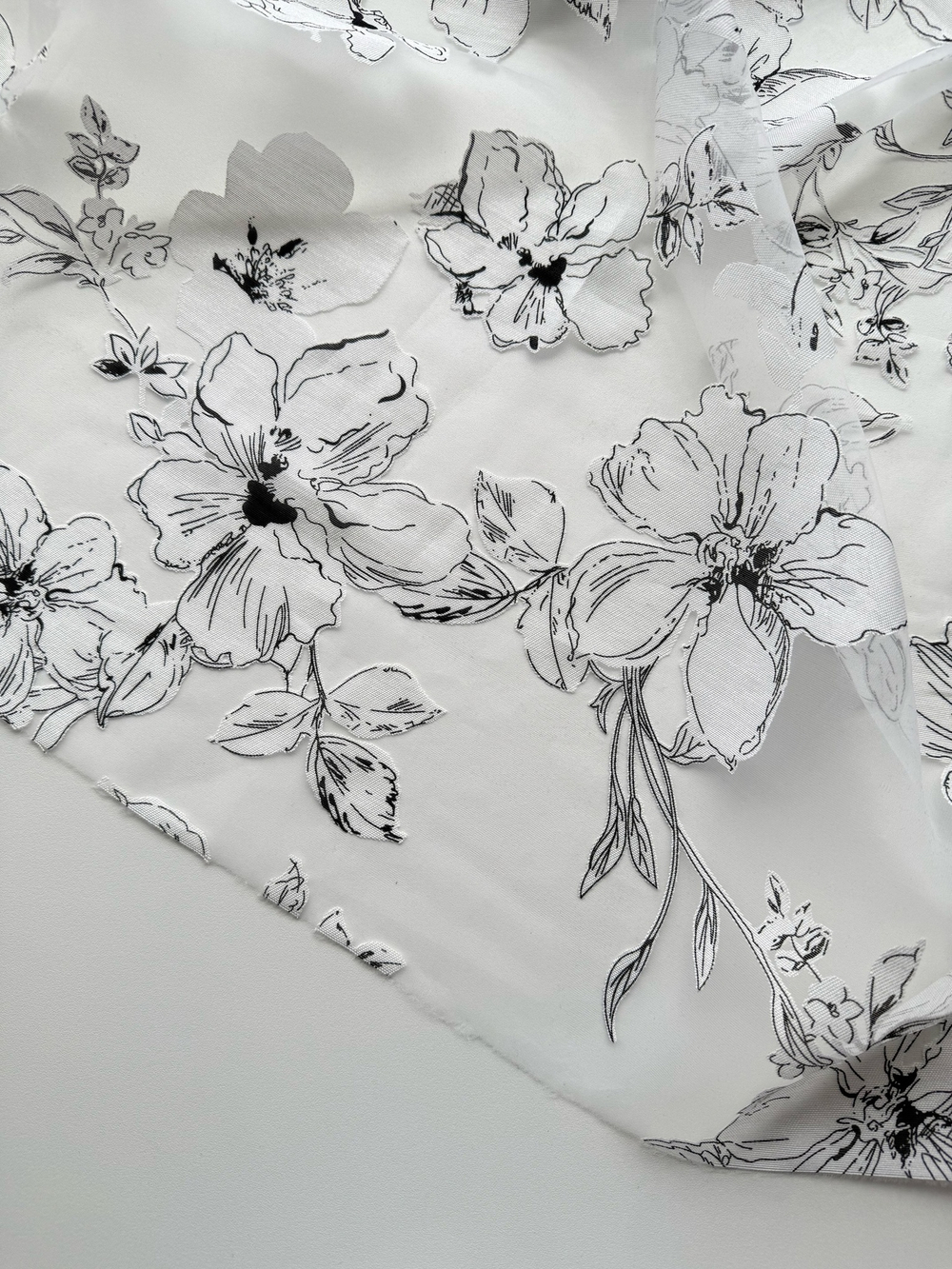 Крупные хлопковые цветы на сетке