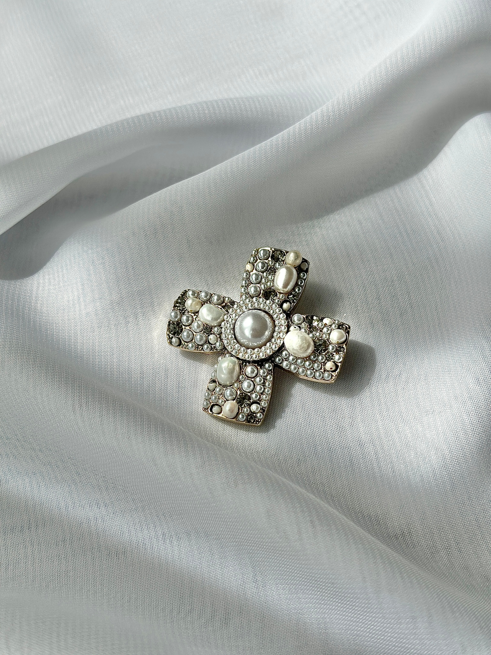 Брошь-подвеска крест с кристаллами и речным жемчугом, цвет бронза