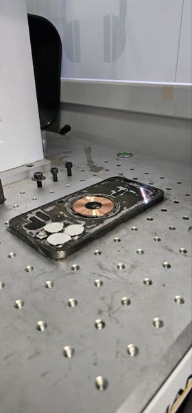 Ремонт и замена заднего стекла iPhone 8 с Использованием Лазерной Технологии