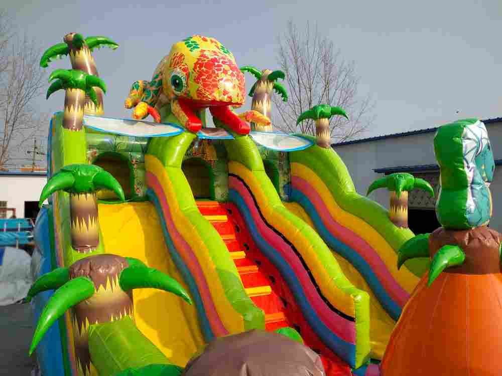 Коммерческий надувной батут "Хамелеон и динозавры", 10x5x5.5 м.